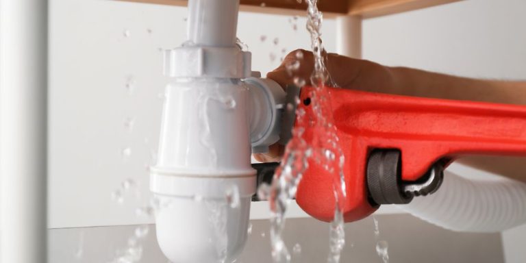 Comment réparer une canalisation d’évacuation enterrée sous la maison