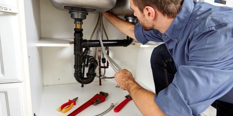 Comment réparer une canalisation d’évacuation enterrée sous la maison