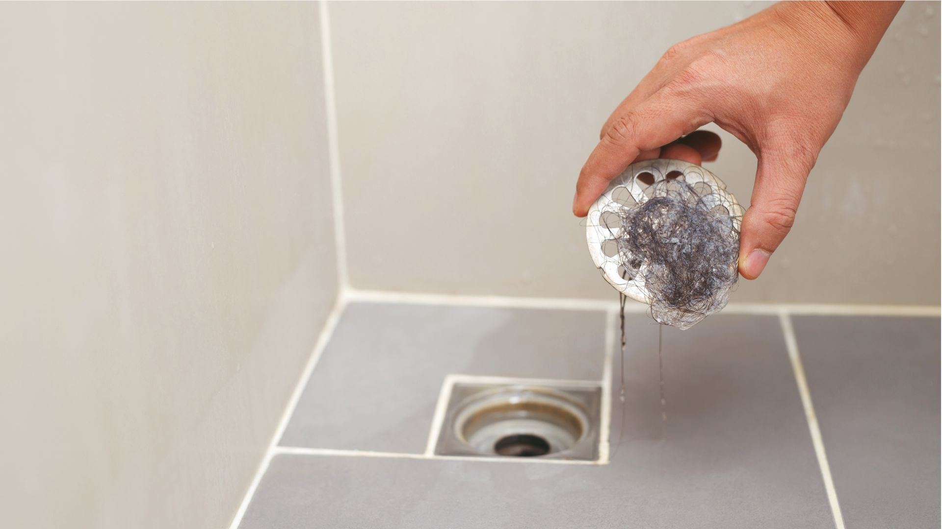 Canalisations bouchées astuces de grandmère versus méthodes modernes de débouchage